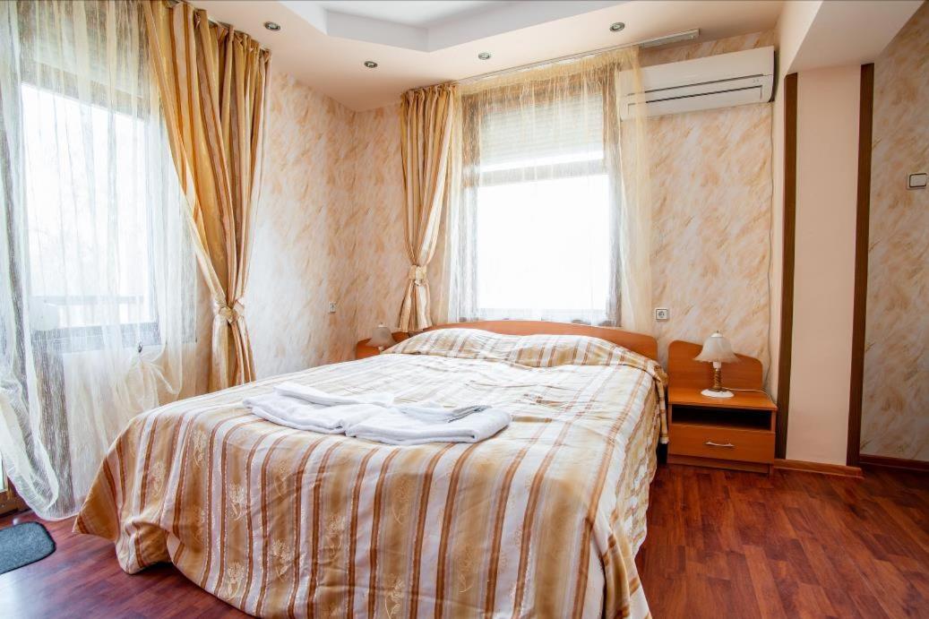 Hotel Раѝ à Hisarya Extérieur photo